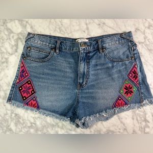 FREE PEOPLE 🌸 JEAN SHORTS 🌸 SIZE 30
